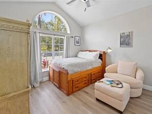 6 bedrooms, iron/ironing board, WiFi, bed sheets