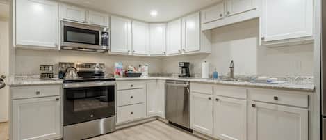 KĂŒhlschrank, Mikrowelle, Ofen, Herdplatte