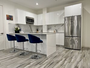 Microwave, oven, dishwasher, coffee/tea maker