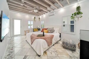 Tabla de planchar con plancha, wifi gratis y ropa de cama 