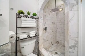 City Apartment | Bathroom | Shower, towels - Waterways Komffy (Hollywood)