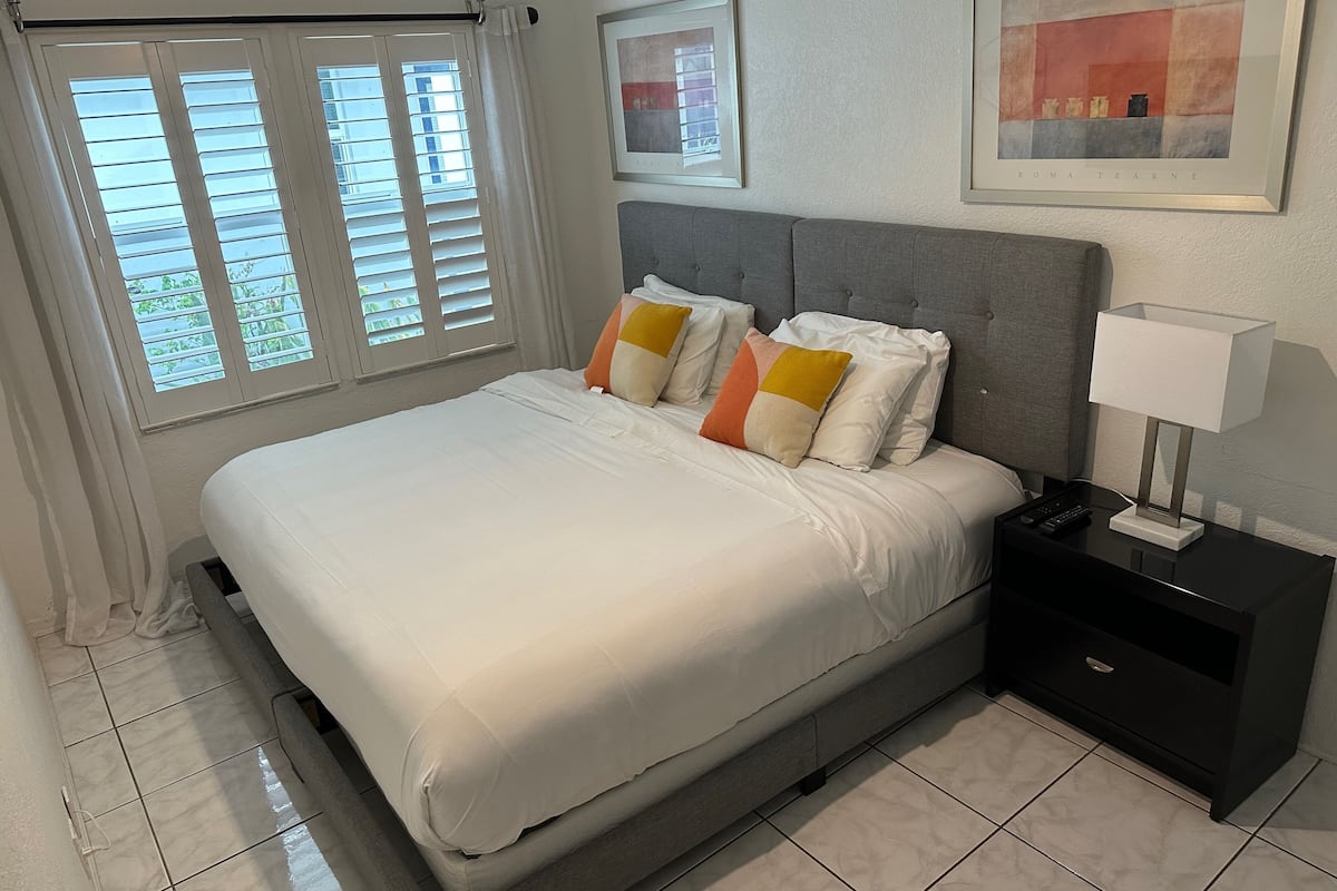 Tabla de planchar con plancha, wifi gratis y ropa de cama