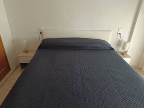 2 bedrooms, iron/ironing board, internet, bed sheets - Just 200 meters from the beach, a perfect apartment for everyone! (Gandia)