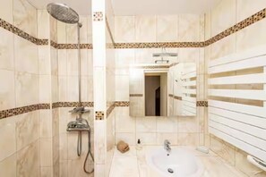 Shower - Le Mitto - The Tower of Augustus (La Turbie)