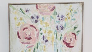 A framed painting of two vases with flowers. - Delightful 4-bedroom apartment in Scarborough for a perfect getaway (Scarborough)