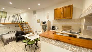 Een microgolfoven, een oven