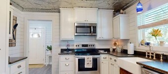 Big Oak Farmhouse - Countryside Retreat