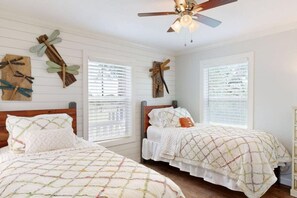 3 habitaciones, tabla de planchar con plancha y cuna de viaje 