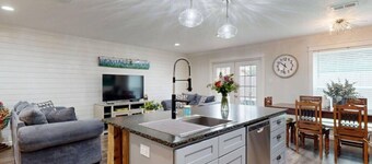 Red Robin House! Extra Clean! 2 Living Rooms, PlayStation System, Pet Friendly!