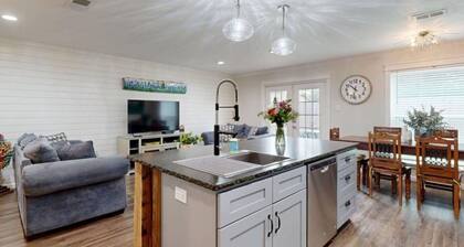 Red Robin House! Extra Clean! 2 Living Rooms, PlayStation System, Pet Friendly!