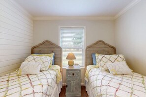 3 bedrooms, iron/ironing board, travel cot, free WiFi - 2 Living Rooms, PlayStation Game System, Multiple Sleeping Areas, Pet Friendly! (Bryan)