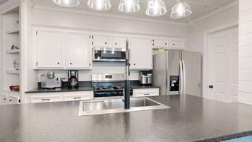 Geladeira, micro-ondas, fogão, cooktop