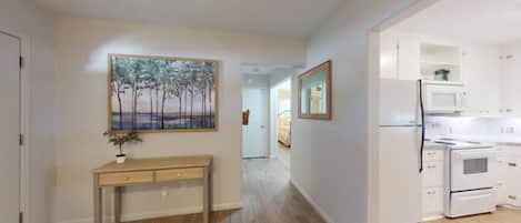 Een koelkast, een microgolfoven, een oven, een kookplaat