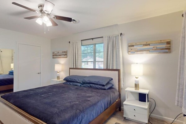 2 bedrooms, desk, WiFi