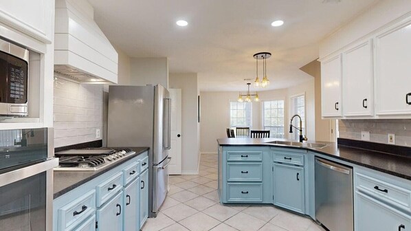 Kühlschrank, Mikrowelle, Ofen, Herdplatte