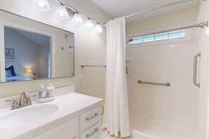 Hair dryer, towels - Camellia House • 3BR by Wolf Pen & A&M (College Station)