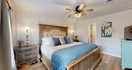 Central Cottage Charm - Pet Friendly! Very Clean!