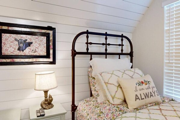 3 bedrooms, desk, iron/ironing board, free WiFi