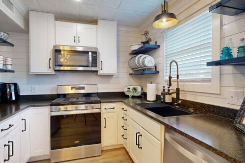 Spacious Central Charm - Central College Station Location by Lovely Central Park