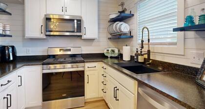 Spacious Central Charm - Central College Station Location by Lovely Central Park