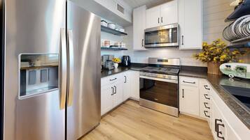 Coffee/tea maker, fridge, microwave, oven