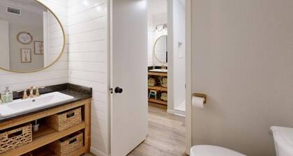 Spacious Central Charm - Central College Station Location by Lovely Central Park
