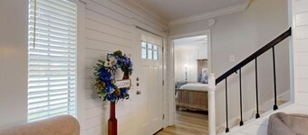 Spacious Central Charm - Central College Station Location by Lovely Central Park