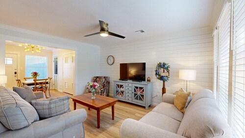 Central Cottage Charm - Pet Friendly! Very Clean!