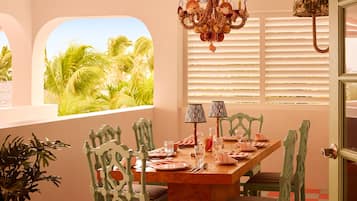 Kamar, Beberapa Tempat Tidur, akses ke kolam renang, pemandangan samudra (Sharon's Home) | Tempat makan outdoor