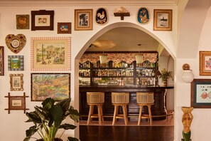 Chambre, plusieurs lits, accÚs piscine, vue océan (Sharon's Home) | Bar (sur place)
