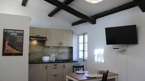 Eine moderne Küche mit Holzausstattung, einem Einbauofen und einem Fenster.