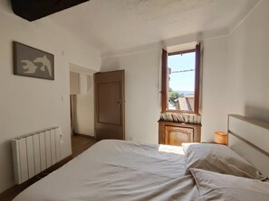 2 soverom og reiseseng for barn