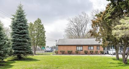 Cozy 1BR Apt AC & Parking Brownstown