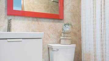 Triple Room, Non Smoking, Poolside | Bathroom