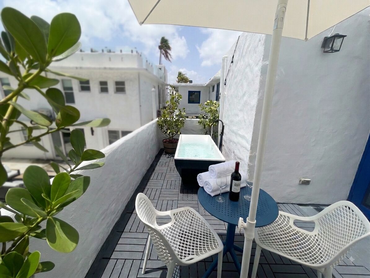 Chambre Triple, non-fumeurs, en bord de piscine | Fer et planche à repasser, Wi-Fi gratuit, décoration personnalisée