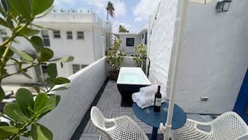 Chambre Triple, non-fumeurs, en bord de piscine | Fer et planche à repasser, Wi-Fi gratuit, décoration personnalisée
