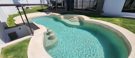 Piscine extérieure, piscine chauffée