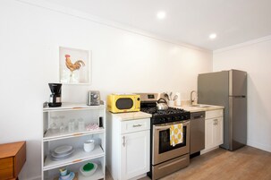 Estudio básico, vistas al mar | Cocina privada | Frigorífico grande, microondas, lavavajillas y cafetera o tetera