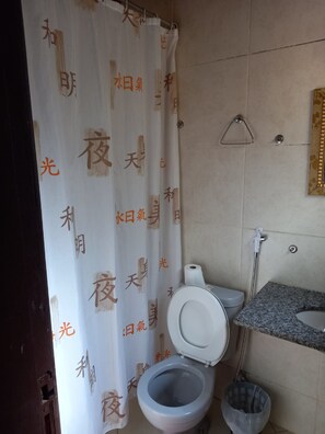 Shower, towels, soap, toilet paper - A Casa do Pablo (Buzios)