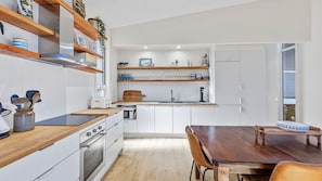 Refrigerador, horno, parrilla de estufa y utensilios de cocina