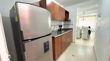 Micro-ondes, plaque de cuisson, cafetiĂšre/bouilloire