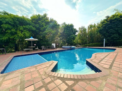 Family Home with Pool Near Expofuturo, Villa Olímpica, and Ukumarí.