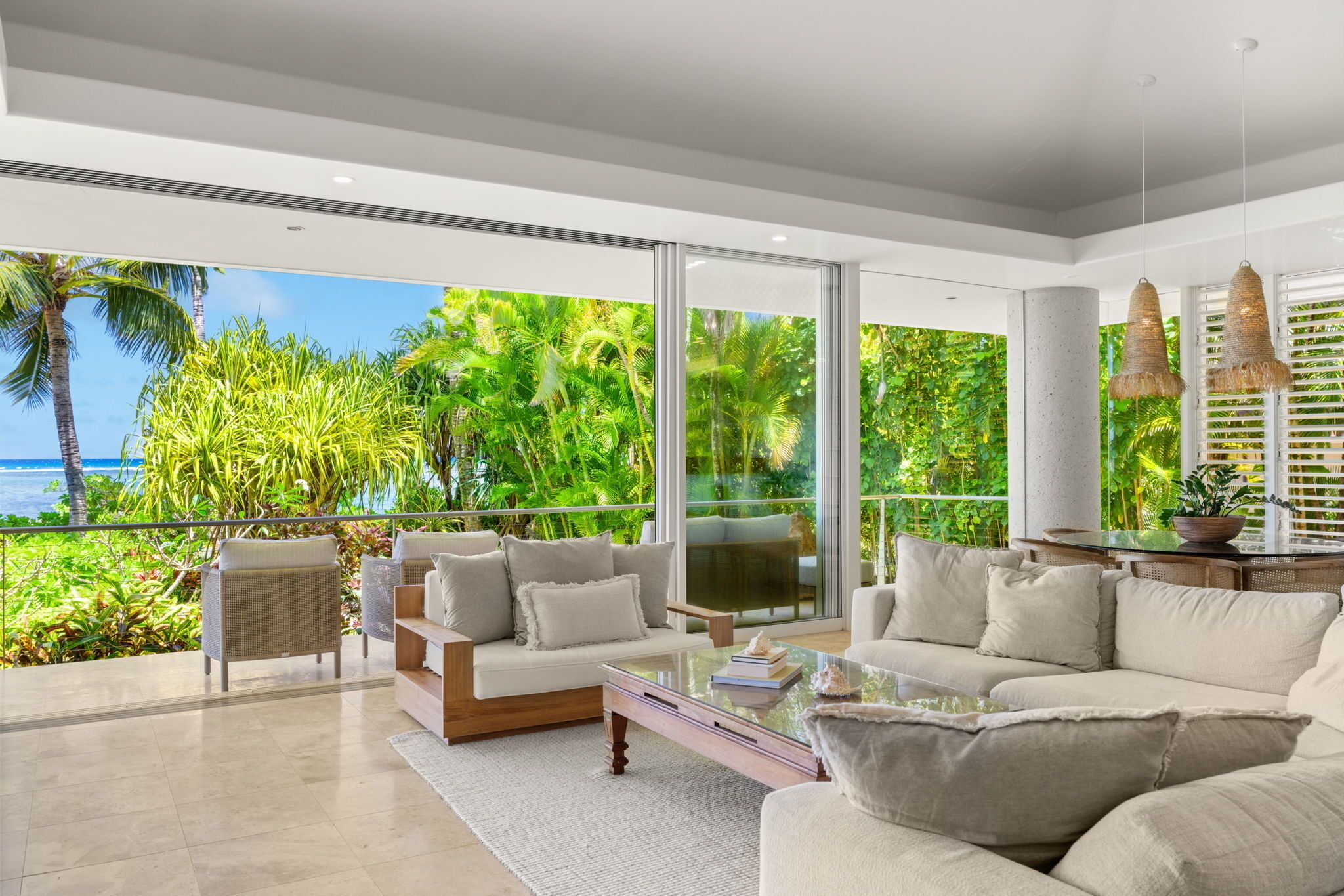 Téléviseur connecté, table de ping-pong, bureau