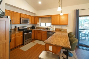 Private kitchen - The Mountain House (Big Bear City)