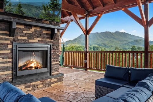 Amazing Brand New 8bdrm Cabin-Pool-Arcades-Gazebo, Easy Drive, Sleeps 40