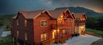 Amazing Brand New 8bdrm Cabin-Pool-Arcades-Gazebo, Sleeps 40