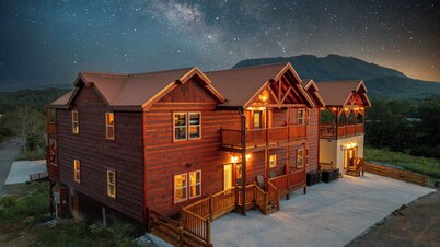 Amazing Brand New 8bdrm Cabin-Pool-Arcades-Gazebo, Sleeps 40