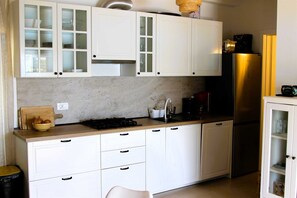 Jääkaappi, astianpesukone, kahvin-/teenkeitin, leivänpaahdin