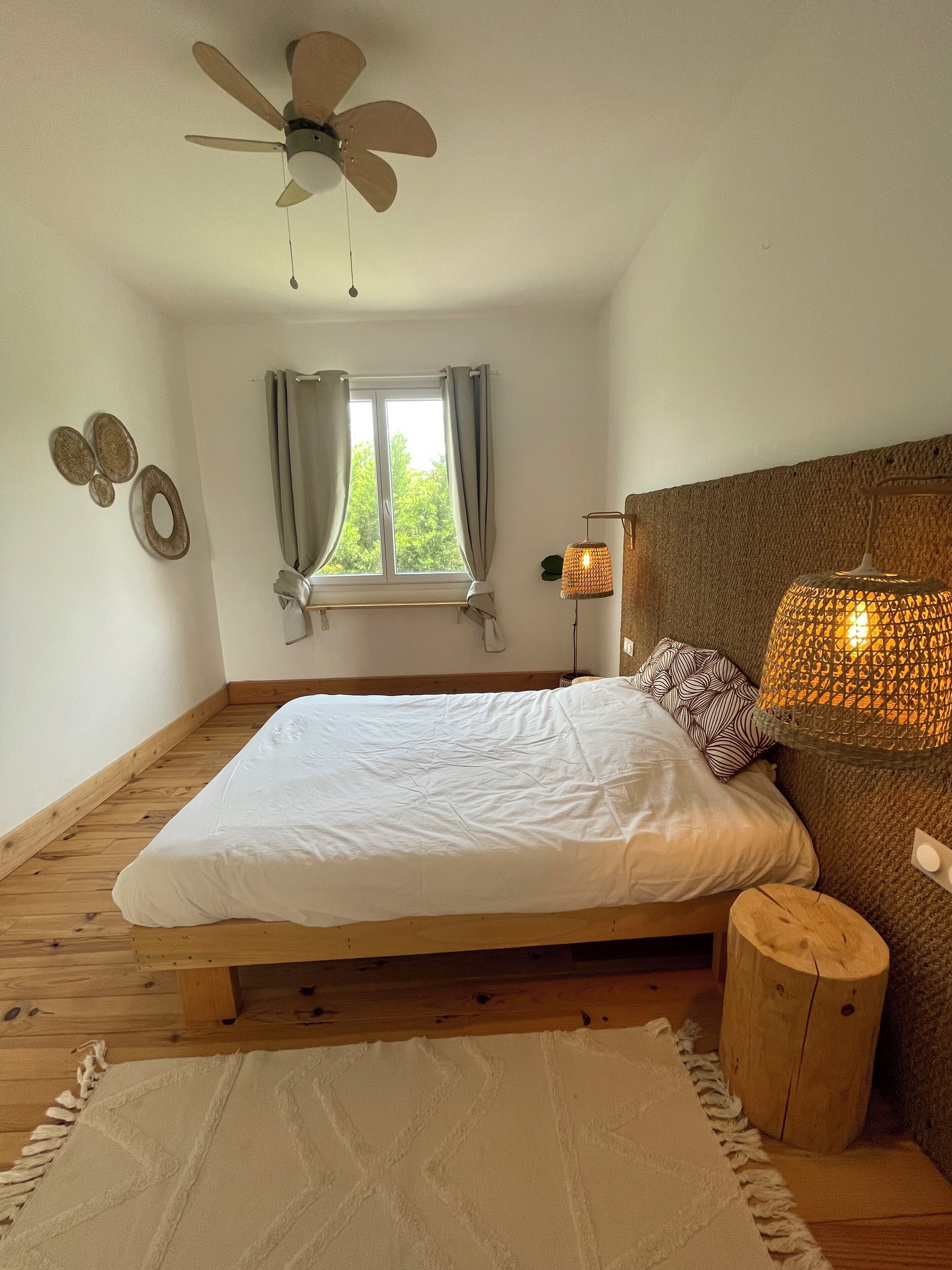 Tabla de planchar con plancha, wifi, ropa de cama