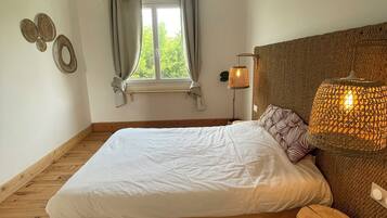 Tabla de planchar con plancha, wifi, ropa de cama